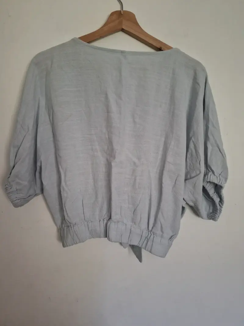Blusa celeste con nudo frontal - 3