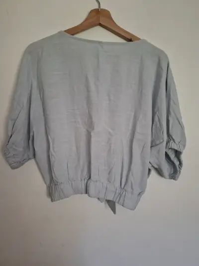 Blusa celeste con nudo frontal - miniatura 3