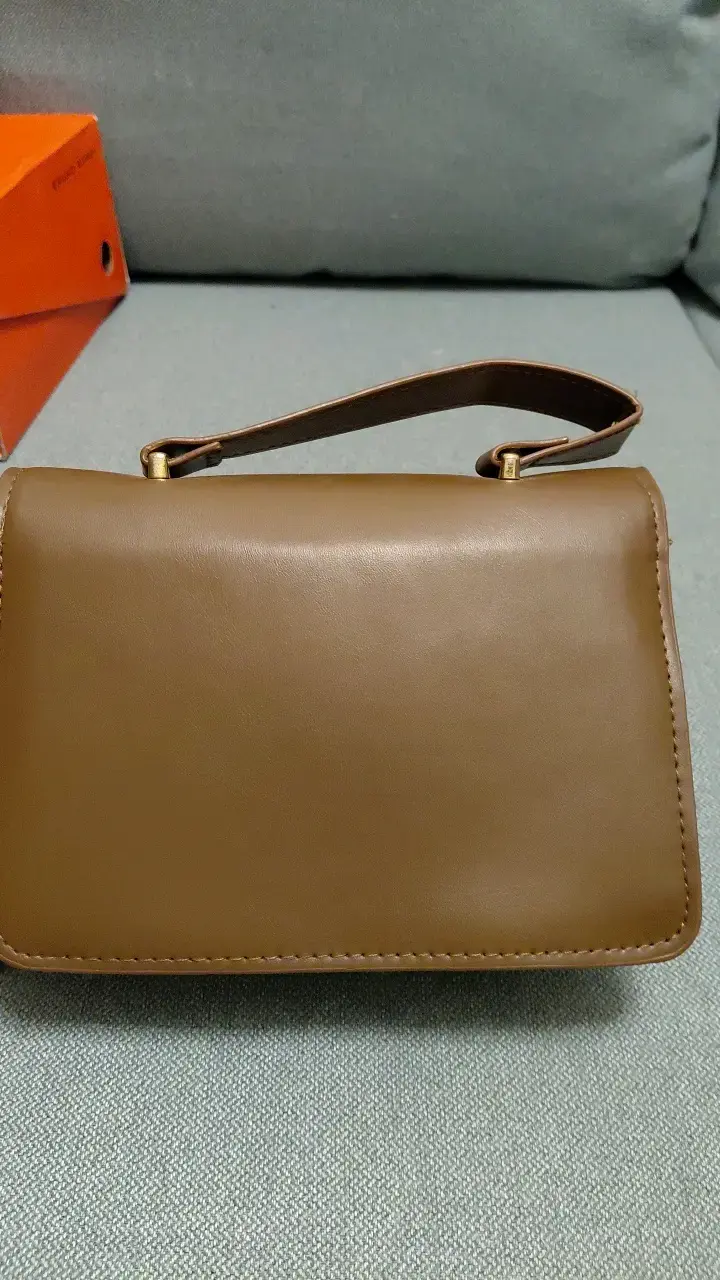 Cartera de mano marrón con hebillas - 4