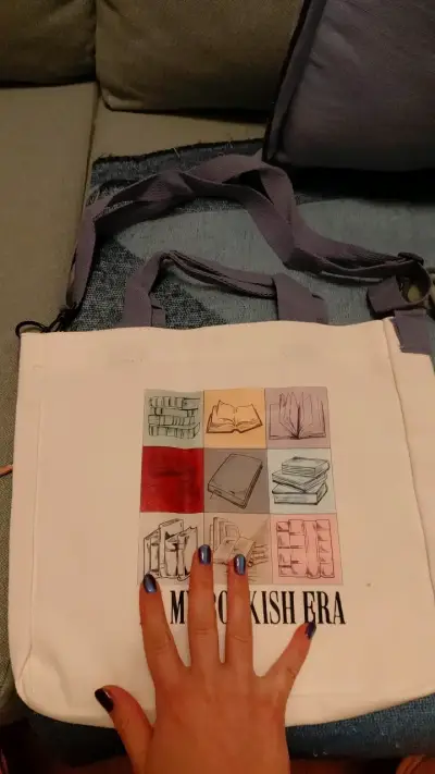 Bolso tote blanco con diseño de libros - miniatura 1