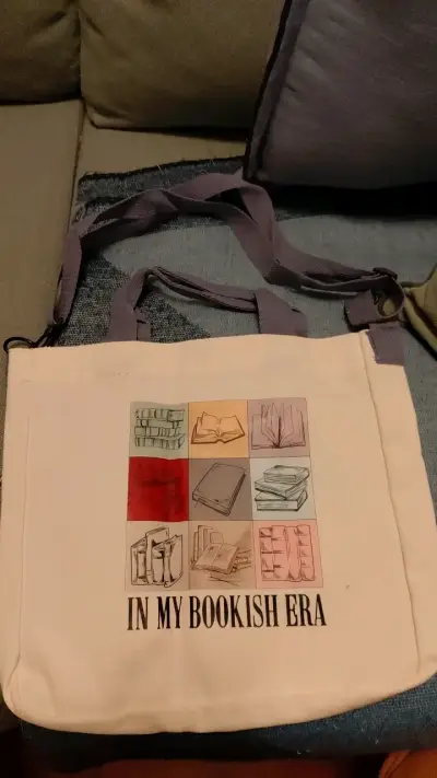 Bolso tote blanco con diseño de libros - miniatura 2