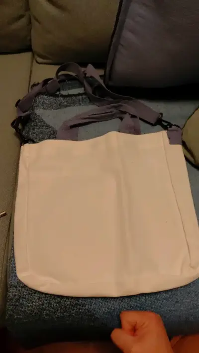 Bolso tote blanco con diseño de libros - miniatura 3