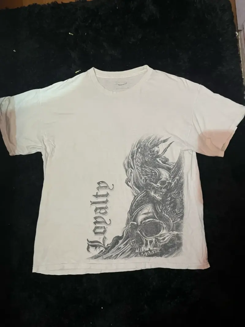 Polera blanca con diseño de calaveras 'Loyalty' - 1