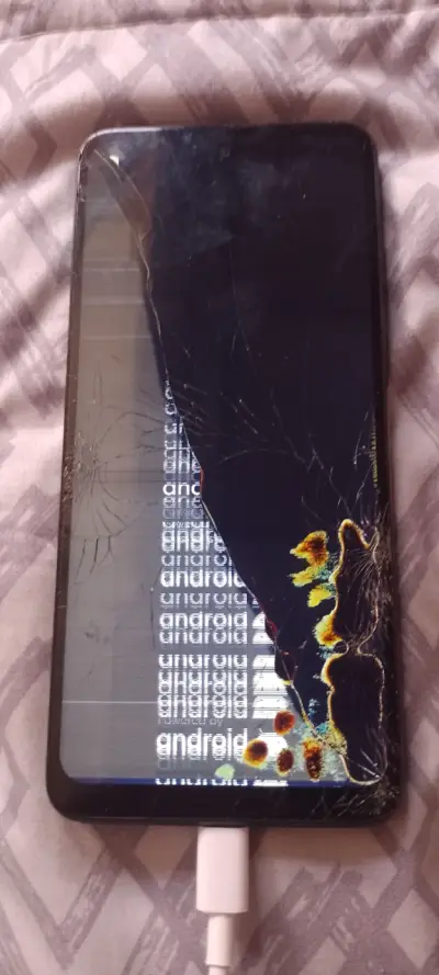Teléfono Motorola con pantalla rota - miniatura 2