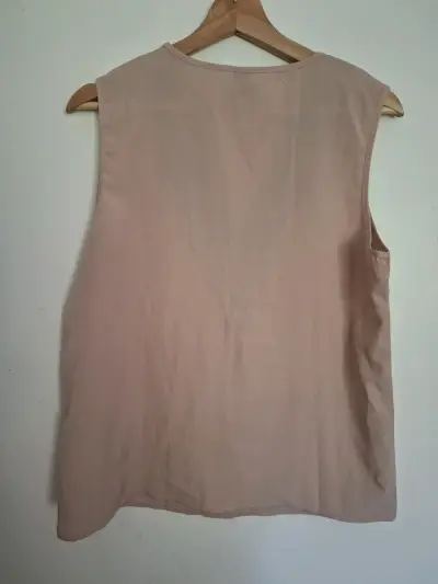 Blusa sin mangas Shein con escote en V - miniatura 3