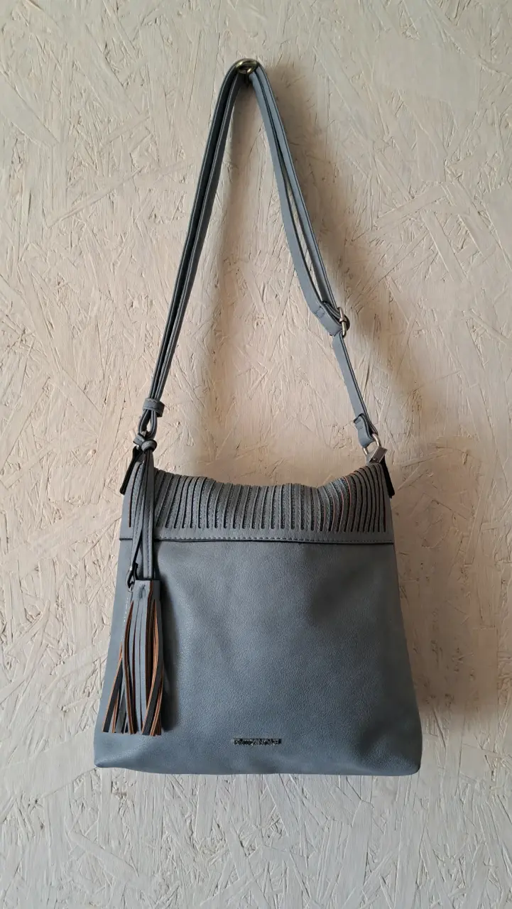 Cartera de Hombro Azul con colgante. - 1