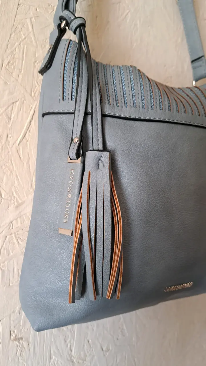 Cartera de Hombro Azul con colgante. - 2