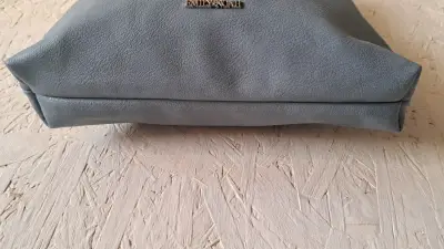 Cartera de Hombro Azul con colgante. - miniatura 3