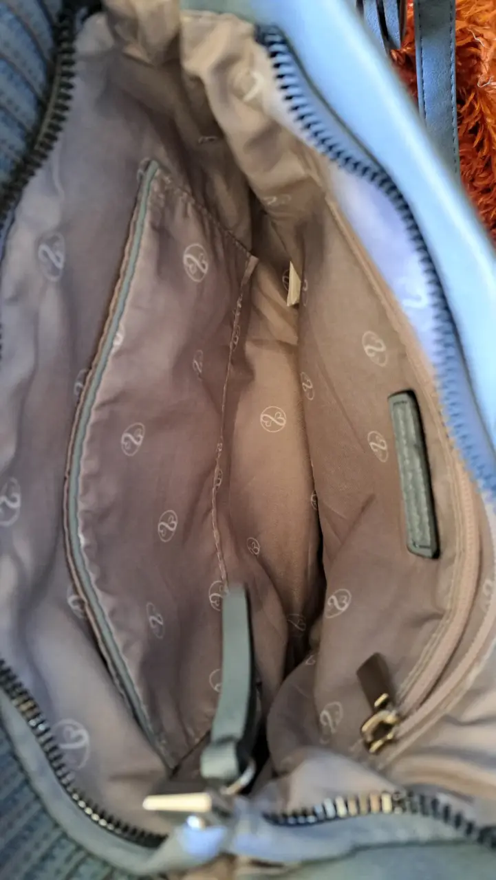 Cartera de Hombro Azul con colgante. - 4