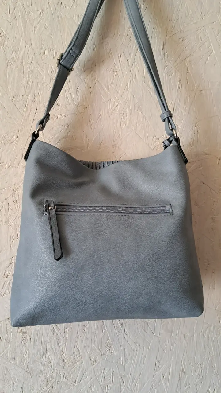 Cartera de Hombro Azul con colgante. - 5