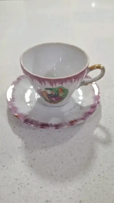 Taza de porcelana decorativa con platillo - miniatura 1