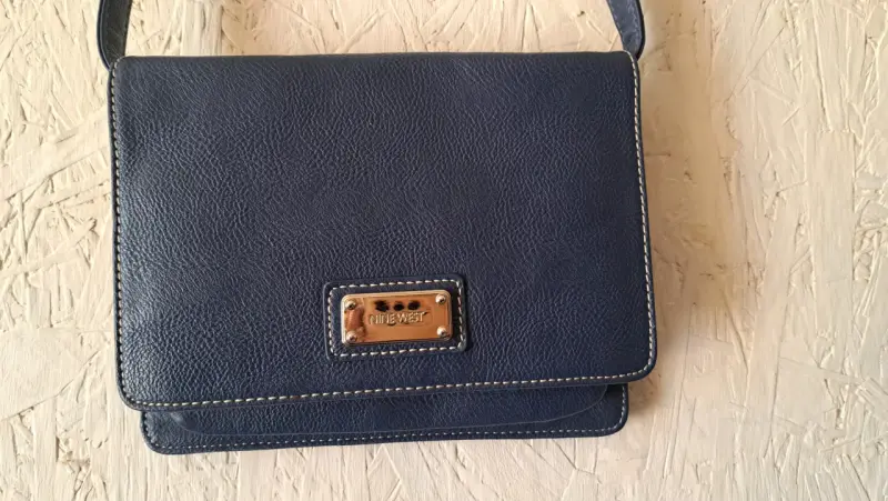 Cartera cruzada azul Nine West en buen estado - 2