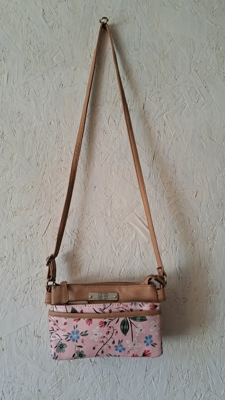 Cartera cruzada floral rosada con detalles beige - 1