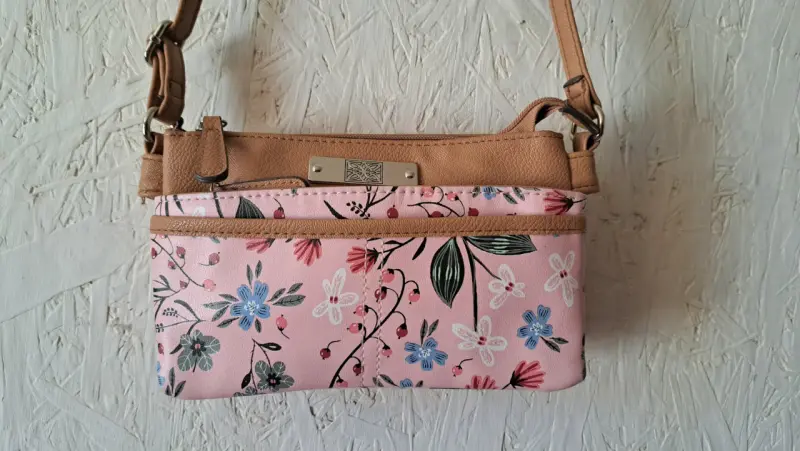 Cartera cruzada floral rosada con detalles beige - 2