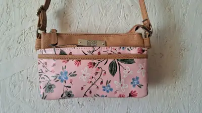 Cartera cruzada floral rosada con detalles beige - miniatura 2