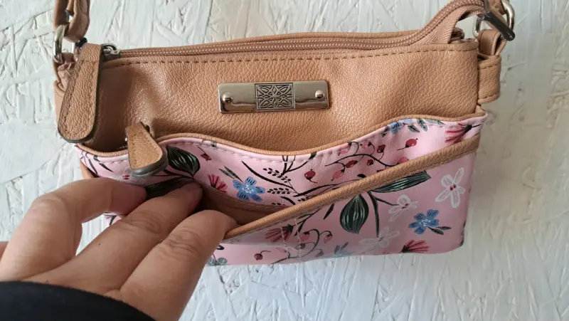 Cartera cruzada floral rosada con detalles beige - 3