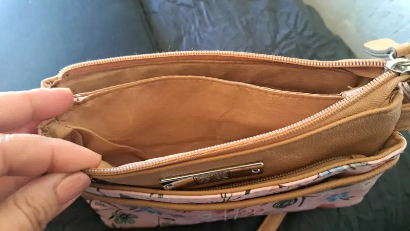 Cartera cruzada floral rosada con detalles beige - 4