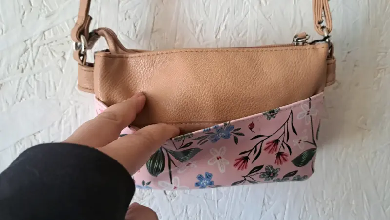 Cartera cruzada floral rosada con detalles beige - 5