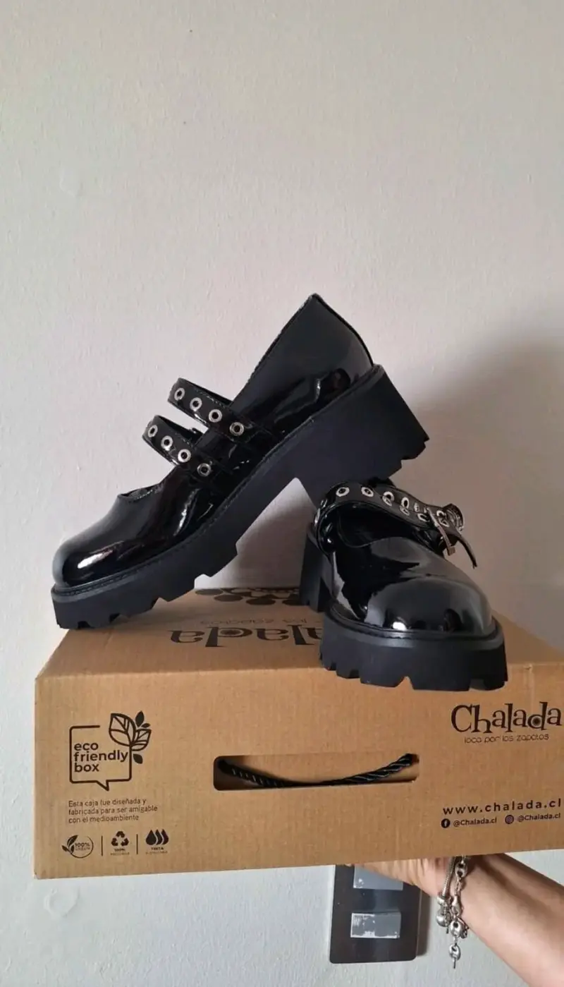 Zapatos de charol negro con plataforma Chalada