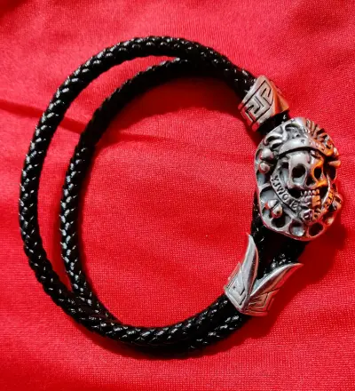 Pulsera de cuero trenzado con calavera metálica - miniatura 1