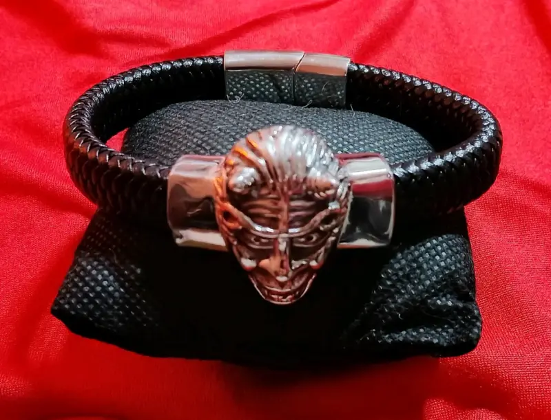 Pulsera de cuero trenzado con calavera metálica - 2