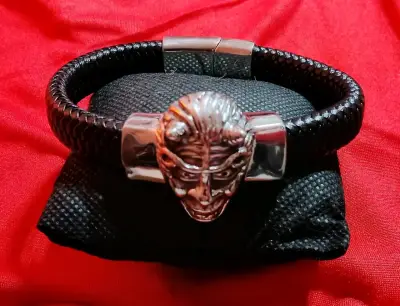 Pulsera de cuero trenzado con calavera metálica - miniatura 2