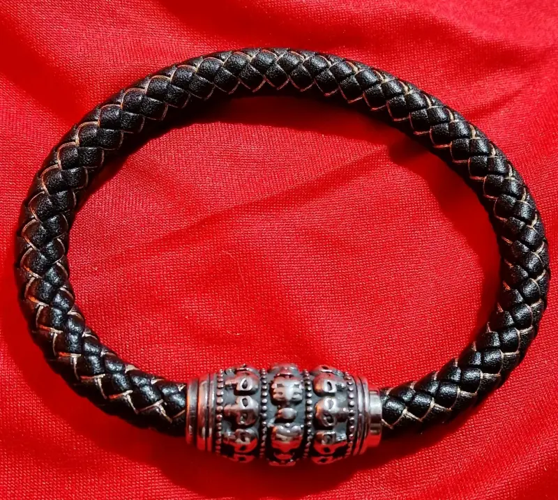 Pulsera de cuero trenzado con calavera metálica - 3