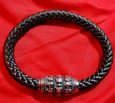 Pulsera de cuero trenzado con calavera metálica - miniatura 3