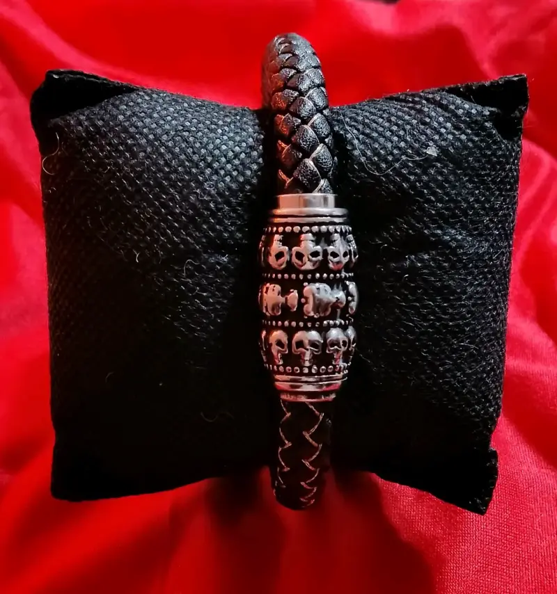 Pulsera de cuero trenzado con calavera metálica - 4