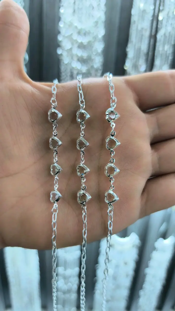 Collar de plata con diseño de corazones