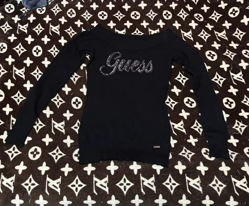 Suéter negro Guess con logo brillante - 1