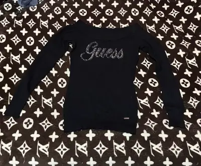Suéter negro Guess con logo brillante - miniatura 1