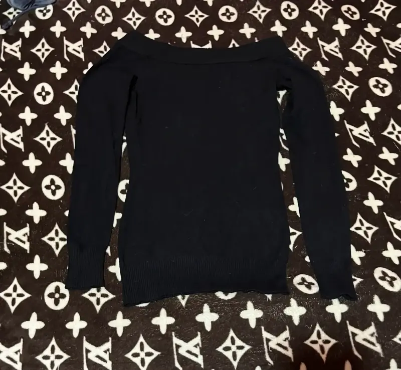 Suéter negro Guess con logo brillante - 2