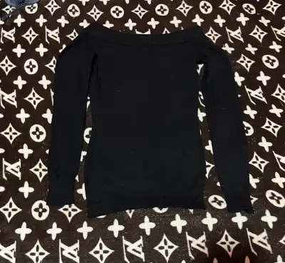 Suéter negro Guess con logo brillante - miniatura 2