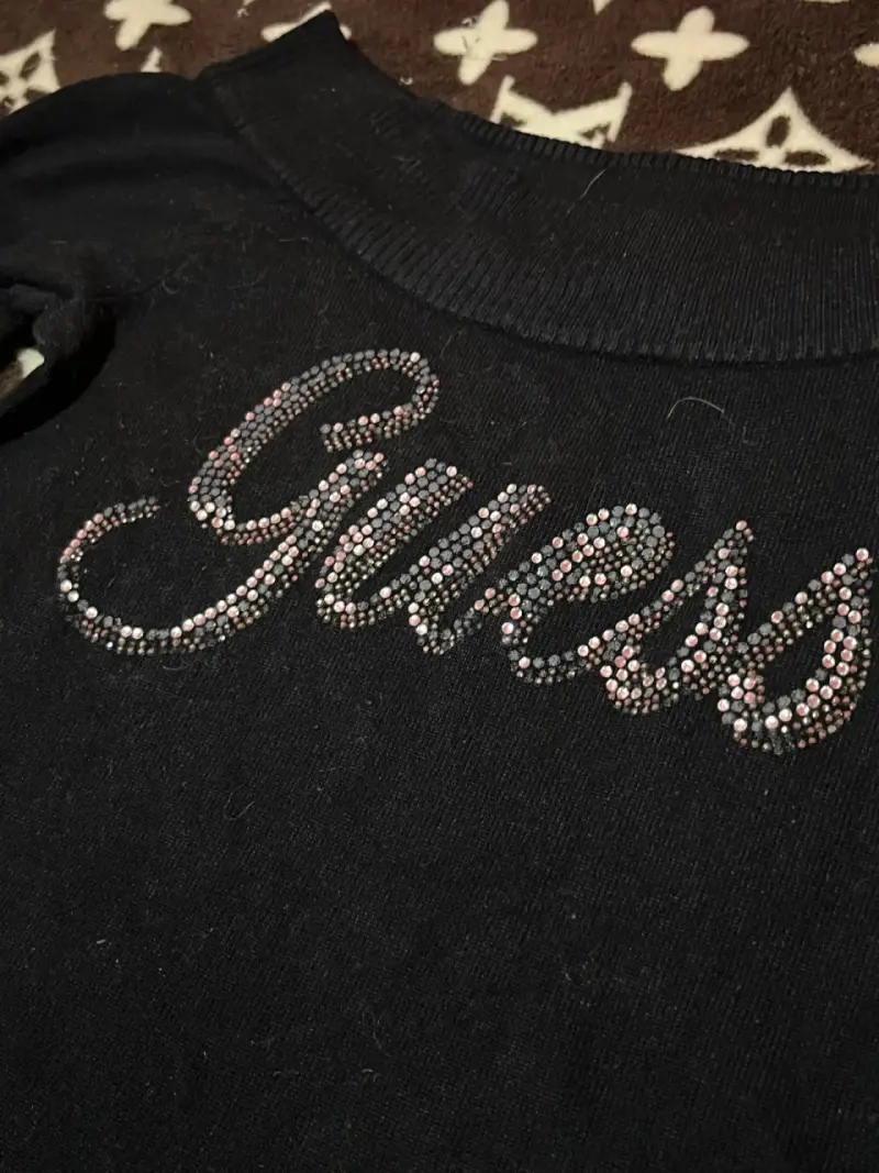 Suéter negro Guess con logo brillante - 3