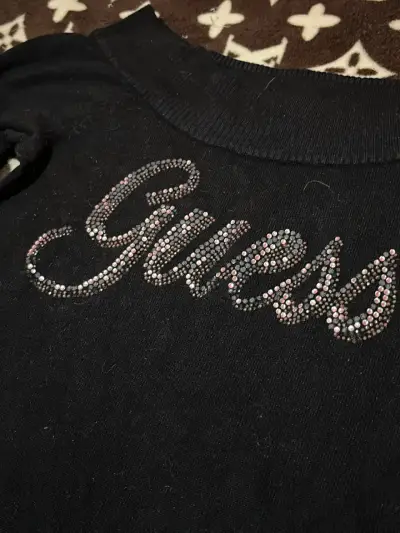 Suéter negro Guess con logo brillante - miniatura 3