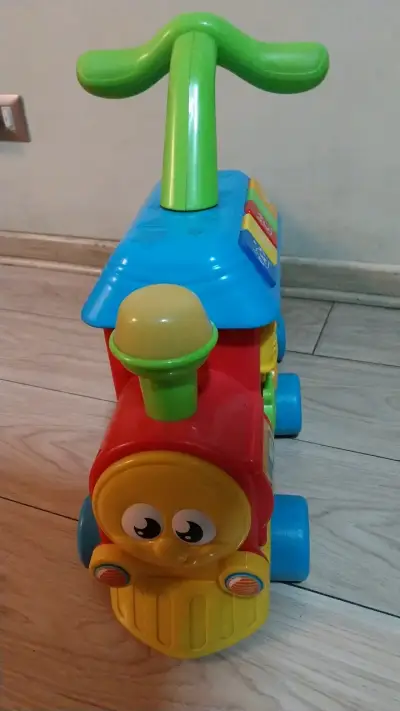 Tren de juguete infantil multicolor con actividades - miniatura 2
