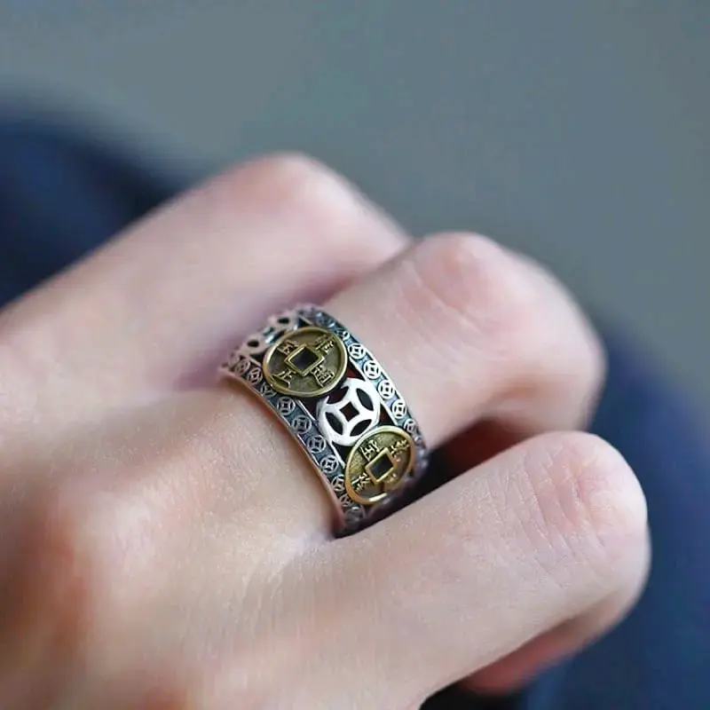 Anillo de calaveras dorado estilo gótico - 2