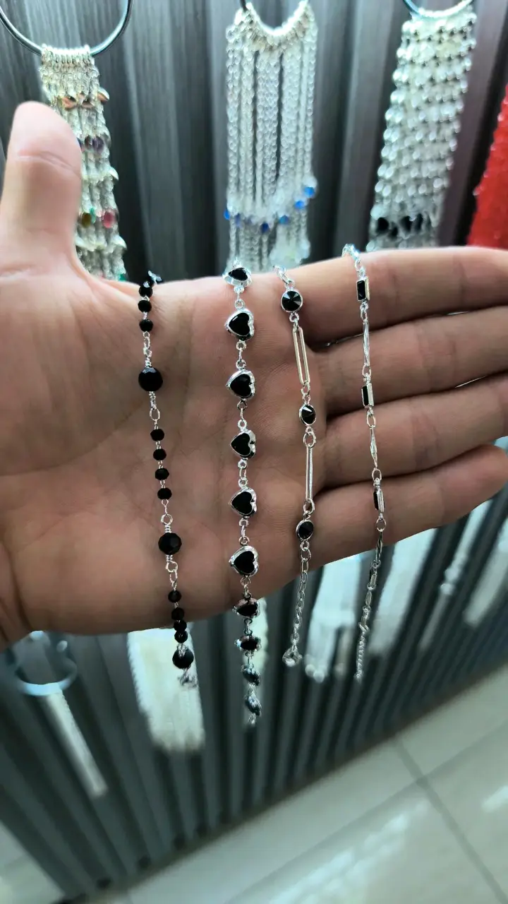 Pulseras de plata con cuentas negras