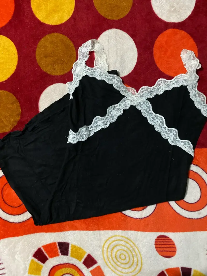 Vestido negro con encaje blanco