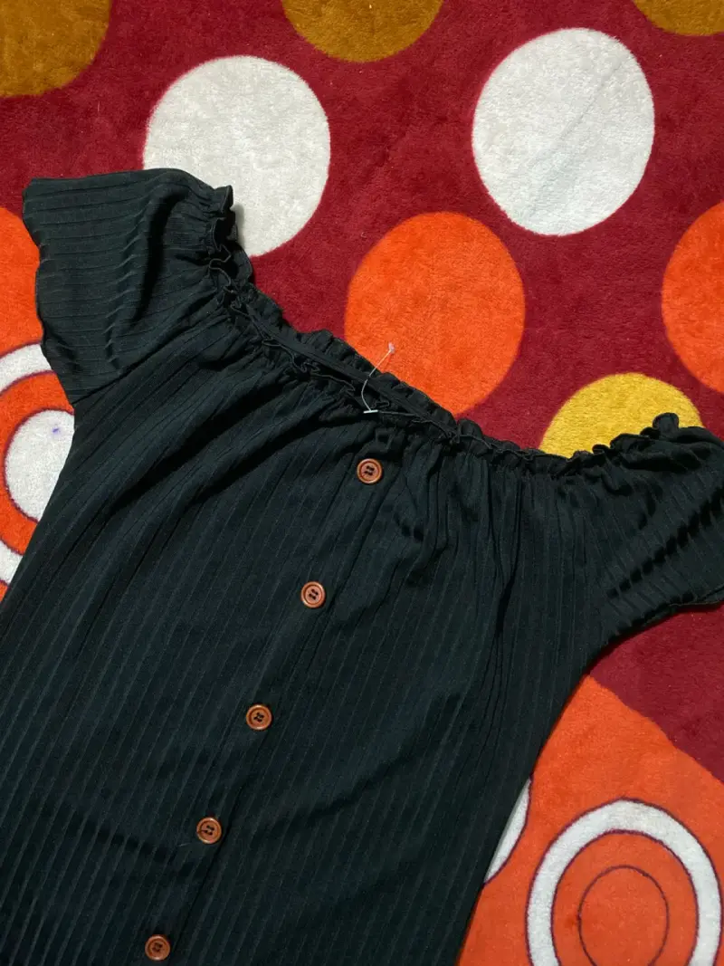 Vestido negro con botones frontales