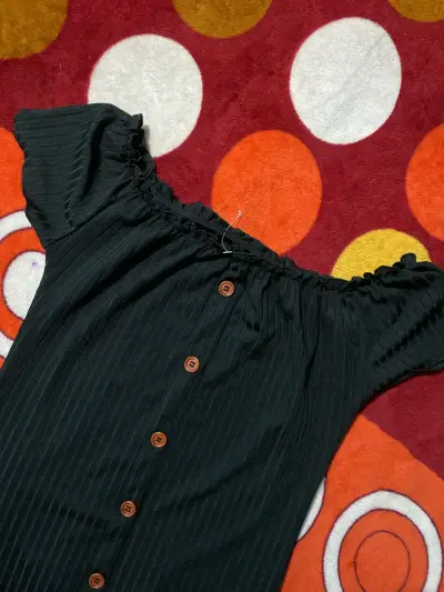 Vestido negro con botones frontales - miniatura 1