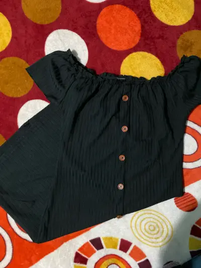 Vestido negro con botones frontales - miniatura 2