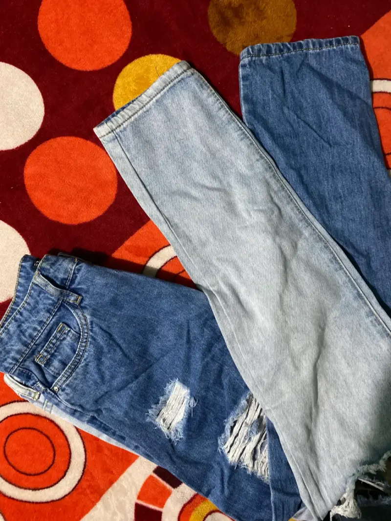 Jeans de mezclilla azul para mujer con diseño rasgado