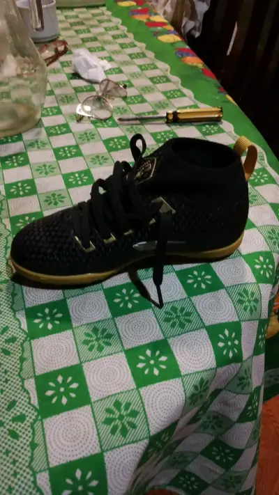 Zapatillas deportivas negras con detalles dorados - miniatura 1