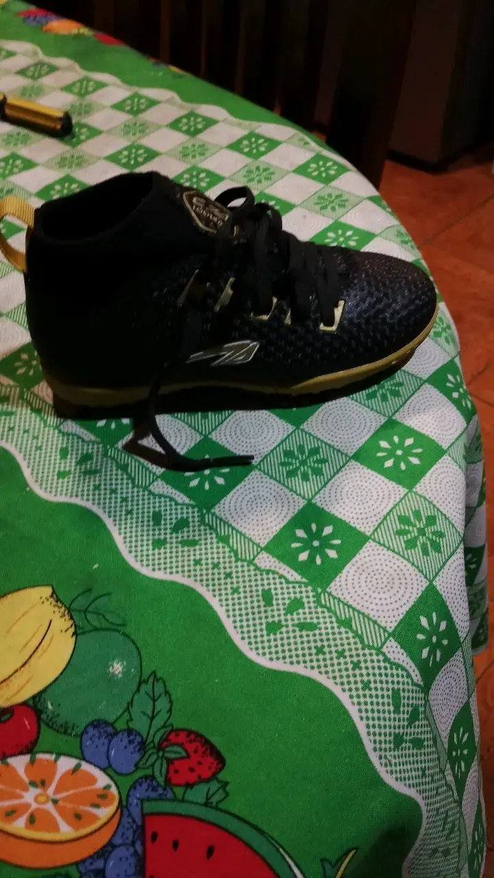 Zapatillas deportivas negras con detalles dorados - 2