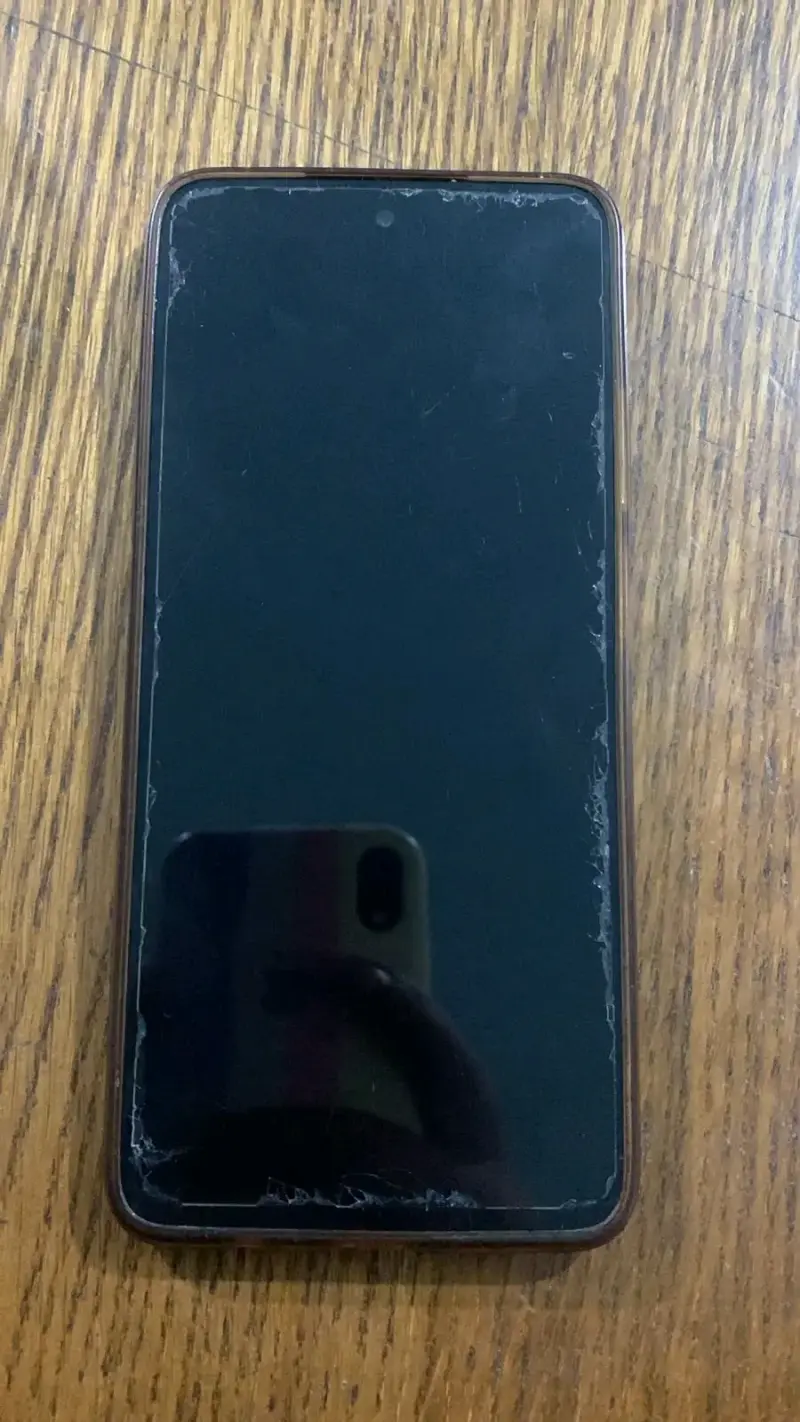 Smartphone Motorola con pantalla dañada - 1