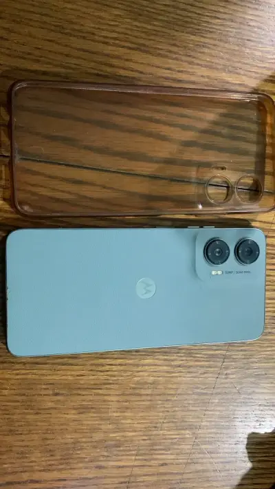 Smartphone Motorola con pantalla dañada - miniatura 2