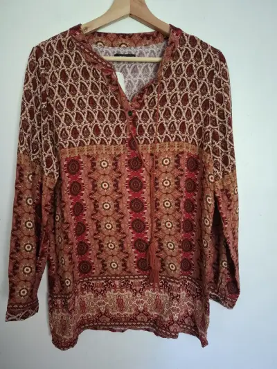 Blusa bohemia estampada en tonos rojos - miniatura 2