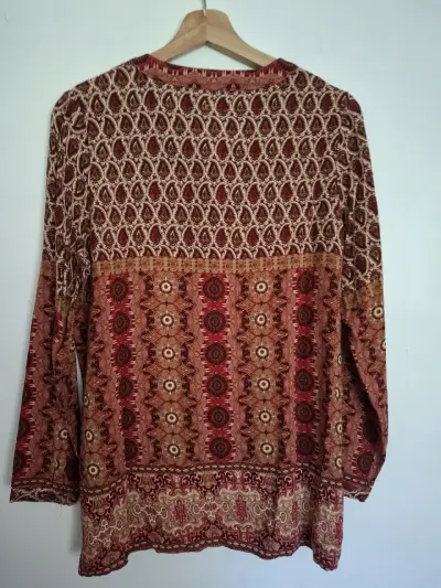 Blusa bohemia estampada en tonos rojos - miniatura 3